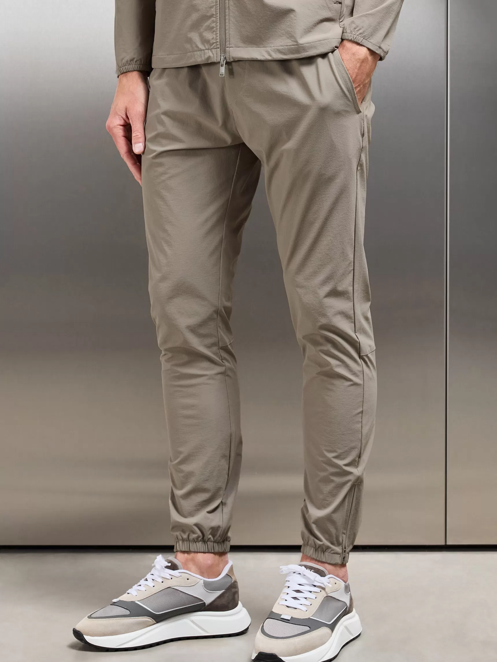 Store ARNE Active Technical Cuffed Trackpant - Taupe